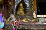 Ein weiterer Buddha liegend verzierten Nga Phe Chaung Kloster, Inle-See, Sagar, Birma.