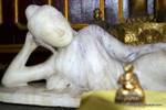 Weißer Marmor liegenden Buddha Nga Phe Chaung Kloster, Inle-See, Sagar, Birma.