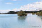 Die Füße im Wasser, See Tekapo, Canterbury, Neuseeland.