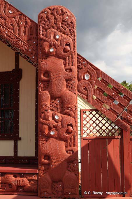 Ausschnitt aus dem gemeinsamen Haus Arawa, Tamatekapua, Rotorua - Neuseeland