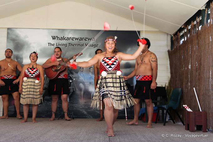 Poi und Twine Ball, Whakarewarewa Maori-Show, Rotorua - Neuseeland