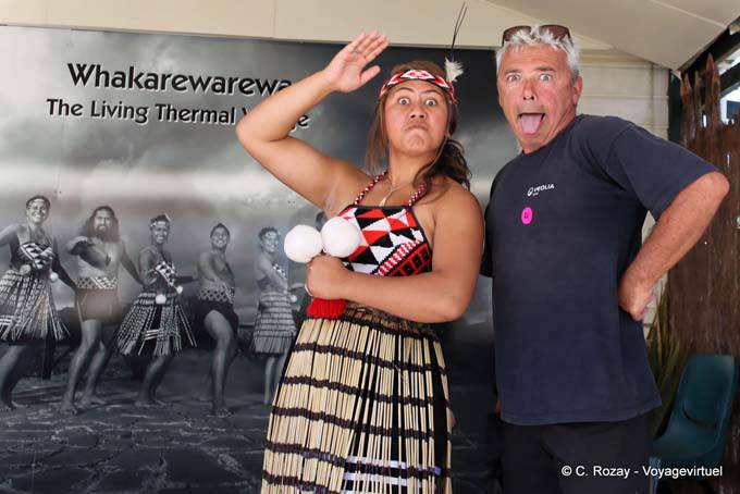 Haka Tanz-Haltung, Whakarewarewa Maori-Show, Rotorua - Neuseeland