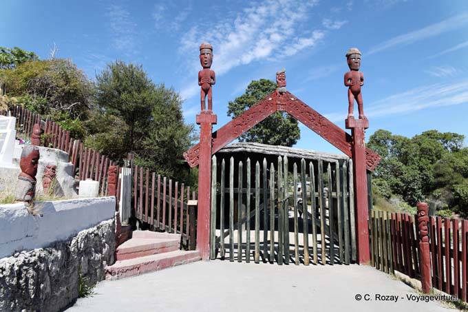 Portal zu den Tikis Tuhourangi-Ngati Wahiao, Whakarewarewa Thermal Village, Rotorua - Neuseeland