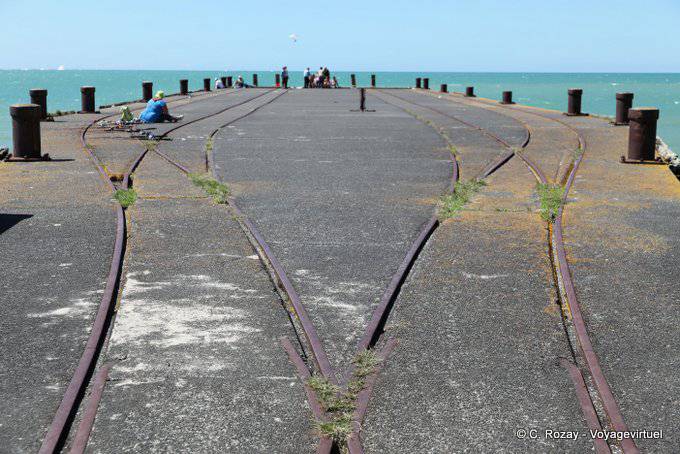 Bahnübergang auf dem Ponton, Anaura Bay, Ostkap - Neuseeland