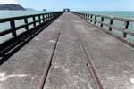 Parallelität der Schienen auf der Anklagebank, Anaura Bay, Ostkap, Neuseeland.