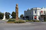 Masonic Hotel und Maori Carving, Skulptur Opotiki Town Centre, East Cape, Neuseeland.