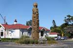 Geschnitzte Maori Totem, Opotiki Carving Town Centre, East Cape, Neuseeland.