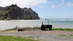 Traktor-Boot auf der Strandstraße, Tokomaru Bay, Ostkap, Neuseeland.