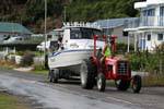 Waihau Bay Boat On Tractor, Ostkap, Neuseeland.