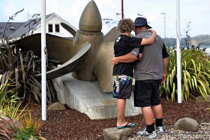 Kiwis vor riesige Propeller, Paihia, Northland - Neuseeland