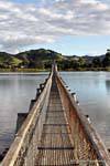 Auf der Brücke Fußgänger Whananaki, Northland, Neuseeland.