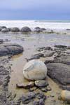 Auf der einsamen Strand, Moeraki Boulders Scenic Reserve, Otago, Neuseeland.