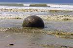 Von Wellen zerschlagen, Moeraki Boulders Scenic Reserve, Otago, Neuseeland.