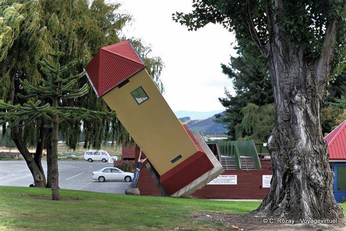 Der schiefe Turm von Puzzling World in Wanaka City, Southland - Neuseeland