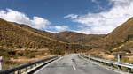 Zwischen den Hügeln nach Cardrona, Cardrona Road to Queenstown, Southland montiert, Neuseeland.