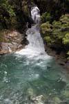 Torrent von Wildwasser, Fiordland, Te Anau Road to Milford Sound, Southland, Neuseeland.
