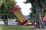 Der schiefe Turm von Puzzling World in Wanaka City, Southland, Neuseeland.