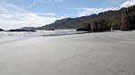 Weißer Sand und schwarzen Rock, Paparoa Zwischen Woodpecker Und Hatters Bay, Westküste, Neuseeland.