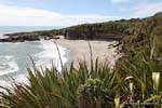 Blick auf den Strand von einem Küstenvorgebirge Paparoa Park, Truman Bahn, Westcoast, Neuseeland.