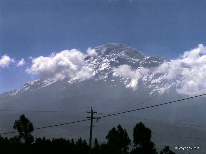 Vulkan Chimborazo in den Wolken -Ecuador