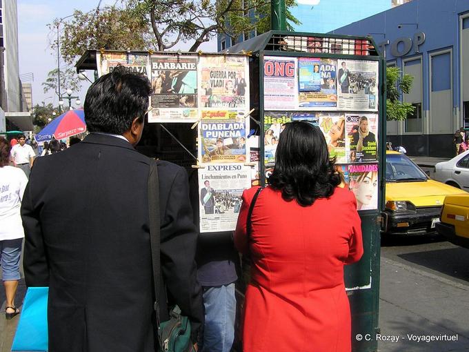 Lesen von Zeitungen auf dem Display, Lima -Peru