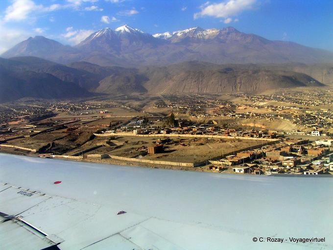 Arequipas auf dem Flugzeugflügel gesehen -Peru
