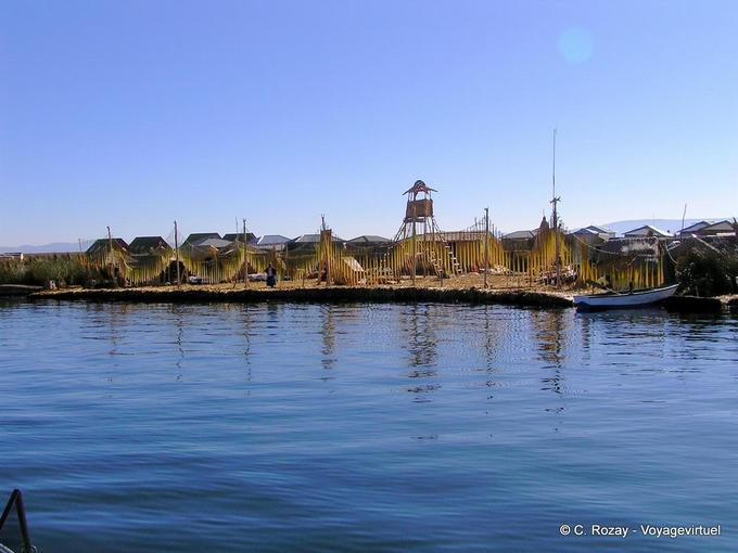 Traditionelles Dorf auf Uros Floating Island, Titicaca-See -Peru