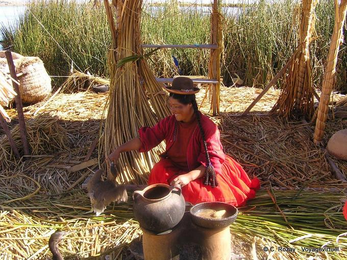 Austausch mit dem Hof ​​in traditioneller Tracht, Titicaca -Peru