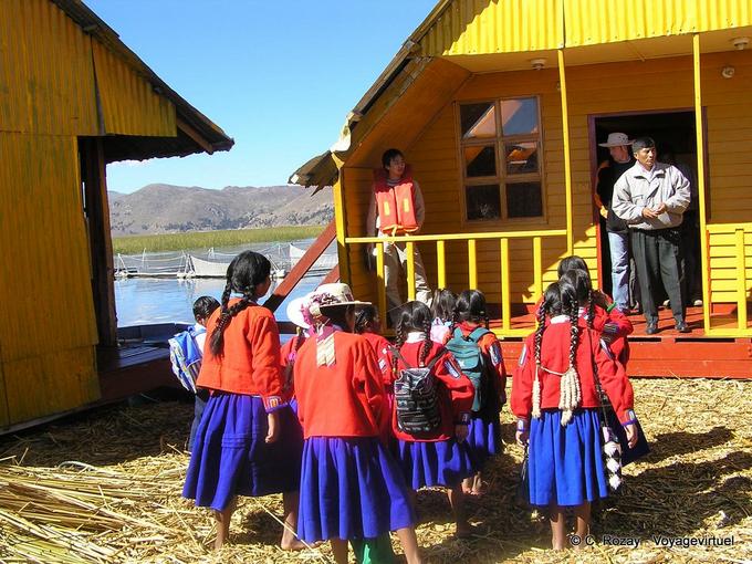 Mats in Reihen vor der Schule, Titicacasee -Peru