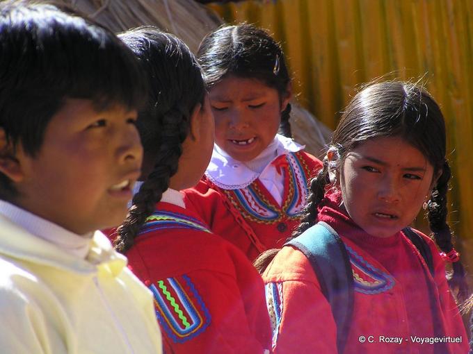 Aymara Kind Portrait in Uniform zur Schule, Titicacasee -Peru