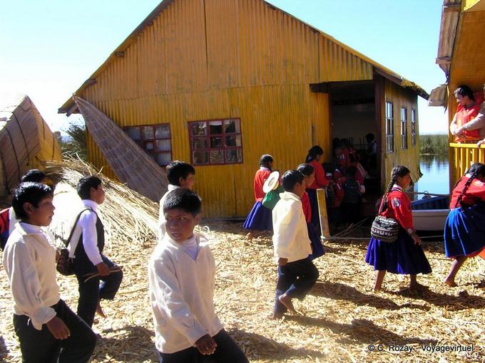 Aymara-Indianer Jugend Rückkehr in die Schule, Titicacasee -Peru