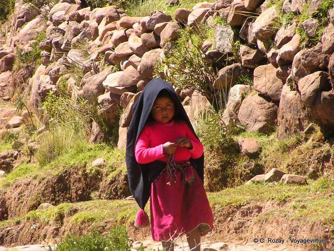 Jasmine, kleine Taquileños in traditioneller Tracht, Isla Taquile, Titicaca -Peru