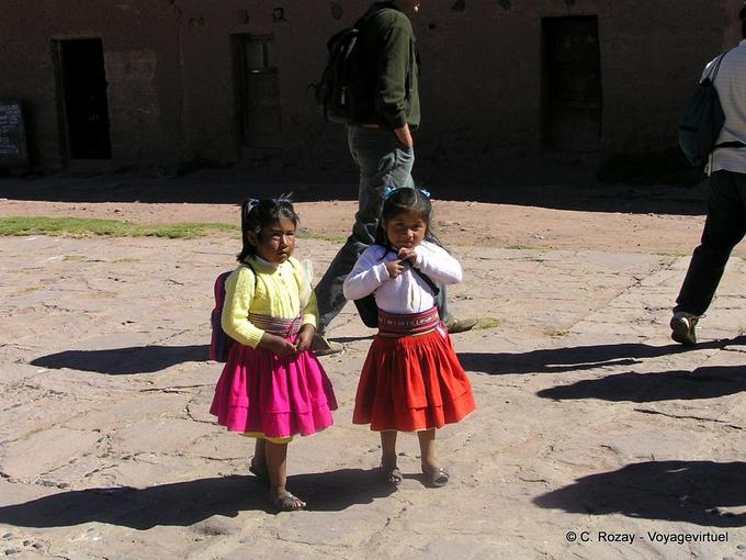 Kleines Schulmädchen Insel Taquile -Peru