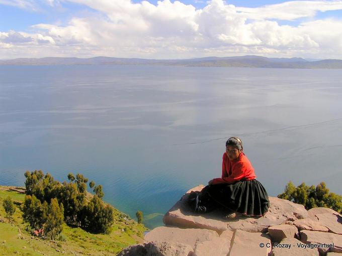 Frauen Meditation auf 4050 Meter Höhe, Insel Taquile, Titicaca -Peru
