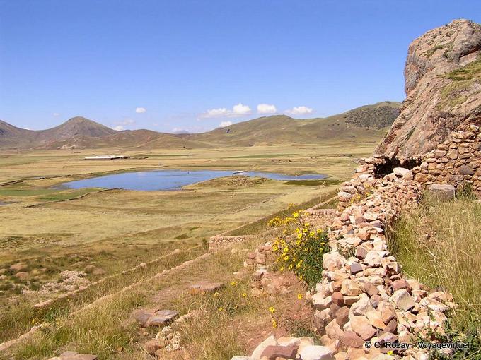 Panorama über die Lagune von den Höhen der Pucara -Peru