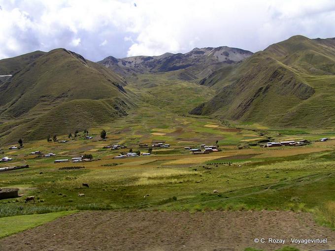 Grünes Tal in den Anden, Landschaft der Provinz Canchis -Peru