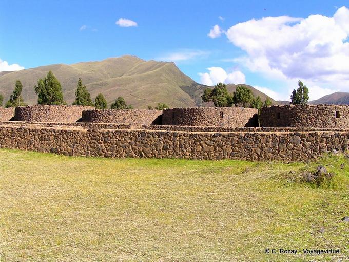 Die Qolqas, Speicherstellen von Lebensmitteln, Raqchi Wiracocha Tempel -Peru