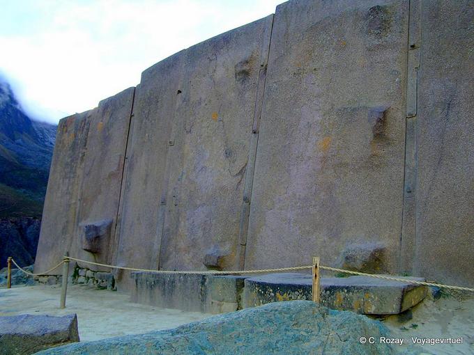 Ollantaytambo, in Blöcken aus rotem Porphyr und Entlastung der Pachamama bleibt der Tempel -Peru