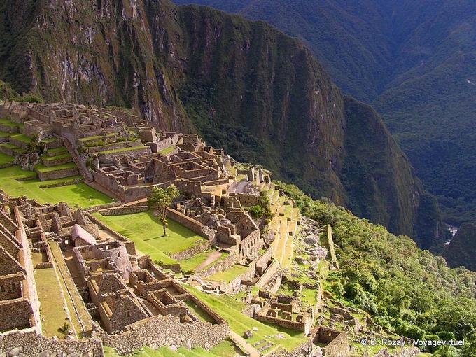 Machu Picchu, Tempel und Häuser mit Blick auf den Urubamba-Tal -Peru