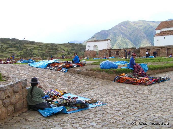 Weavers Touristen warten in der regen, Chinchero -Peru