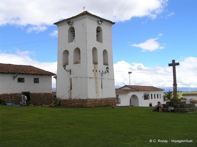 Glockenturm und Kreuz von Iglesia Colonial Chinchero isoliert -Peru