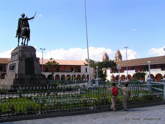 Reiterstatue von Francisco Pizarro, Plaza Sucre, Ayacucho -Peru