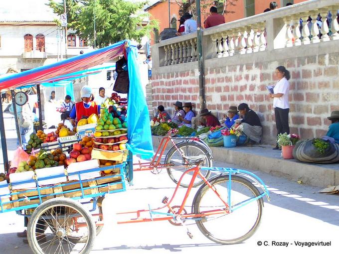 Dreiräder und Obstmarkt zu Templo de San Francisco de Asís, Ayacucho -Peru