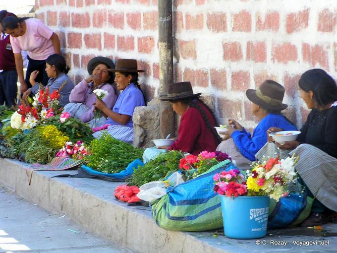 Kleiner Markt Bürgersteig und typischen Hüte, Ayacucho -Peru