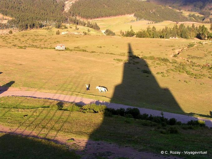 Schatten auf das Denkmal des Sieges, Ayacucho -Peru