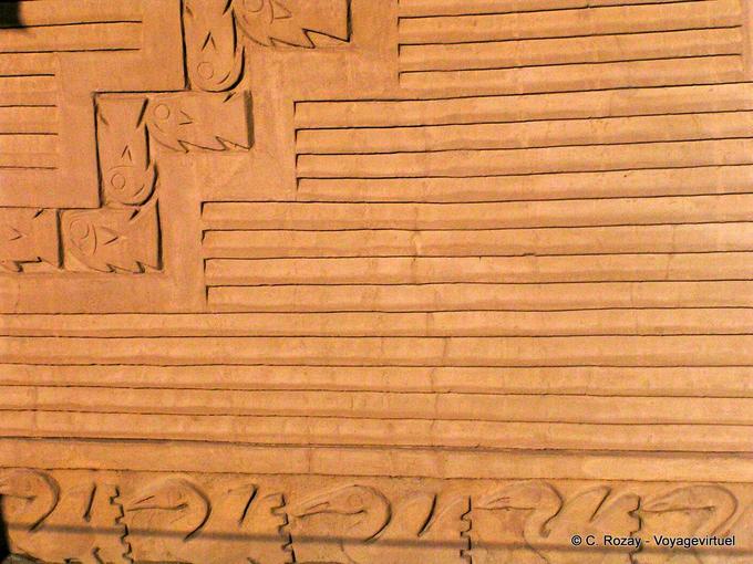 Reliefs von Pelikanen und Fische im Tschudi Complex, Chan Chan -Peru