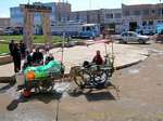 Straßenhändler vor dem Paseo los Kollas, Juliaca, Peru.