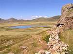 Panorama über die Lagune von den Höhen der Pucara, Peru.