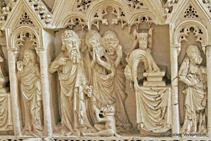 Detail der Skulpturen Seite, Grab von König Pedro I, Alcobaça - Portugal