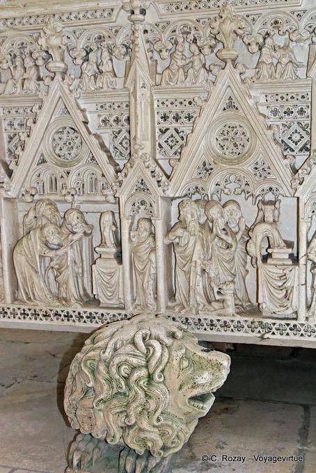 Close-up auf Grabskulpturen, Grabmal des Ines de Castro, Alcobaça - Portugal